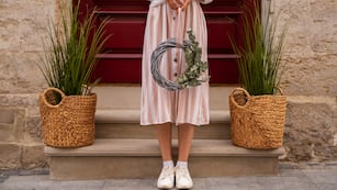 Qué significa ser “Demure”, la nueva tendencia de moda discreta y elegante que arrasa en TikTok.