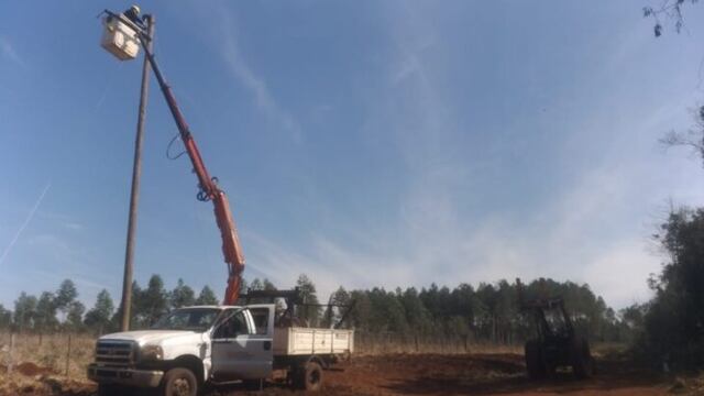 Obras eléctricas se llevan adelante en la localidad de San Pedro.