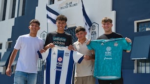 Misael Zalazar y Joaquín Salas, tercero y cuarto en la fila, firmaron su primer contrato profesional con Talleres, e integran la Selección argentina Sub-17 que jugará el Mundial.