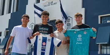 Misael Zalazar y Joaquín Salas, tercero y cuarto en la fila, firmaron su primer contrato profesional con Talleres, e integran la Selección argentina Sub-17 que jugará el Mundial.