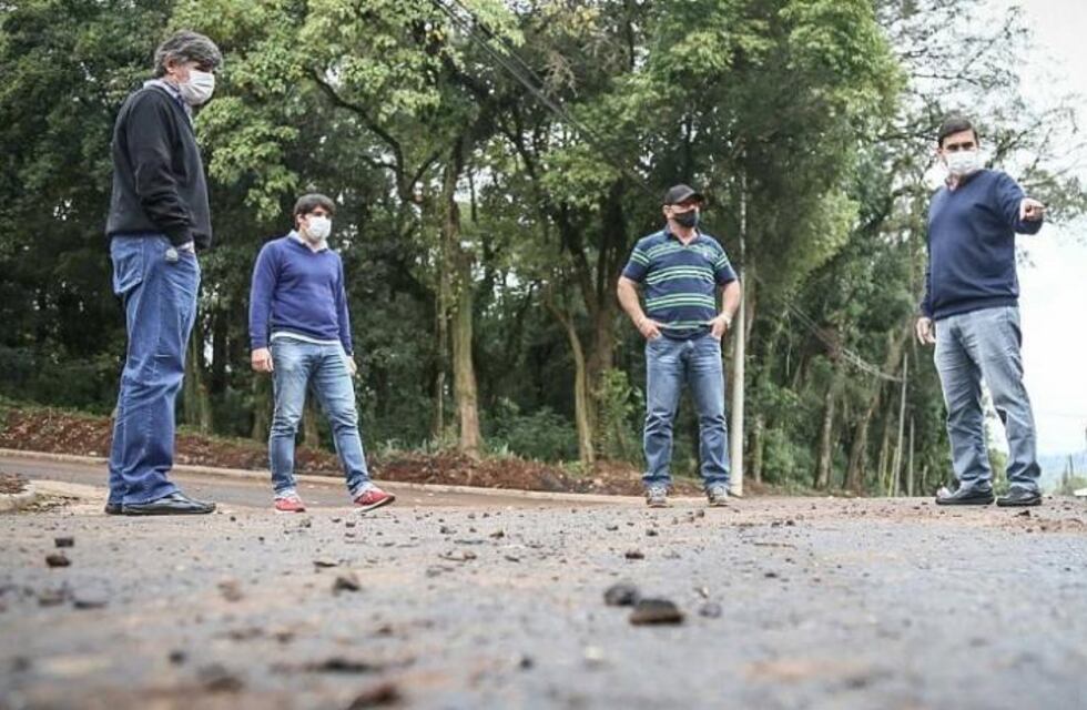 Eldorado: el Intendente recorrió obras de asfaltado en barrio Malvinas