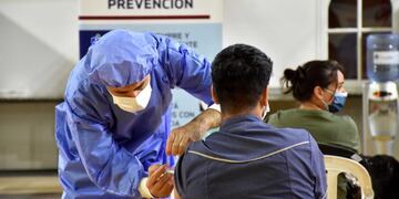 San Juan. Un trabajador de la salud recibe sus dosis de la vacuna rusa contra el coronavirus. (DPA)