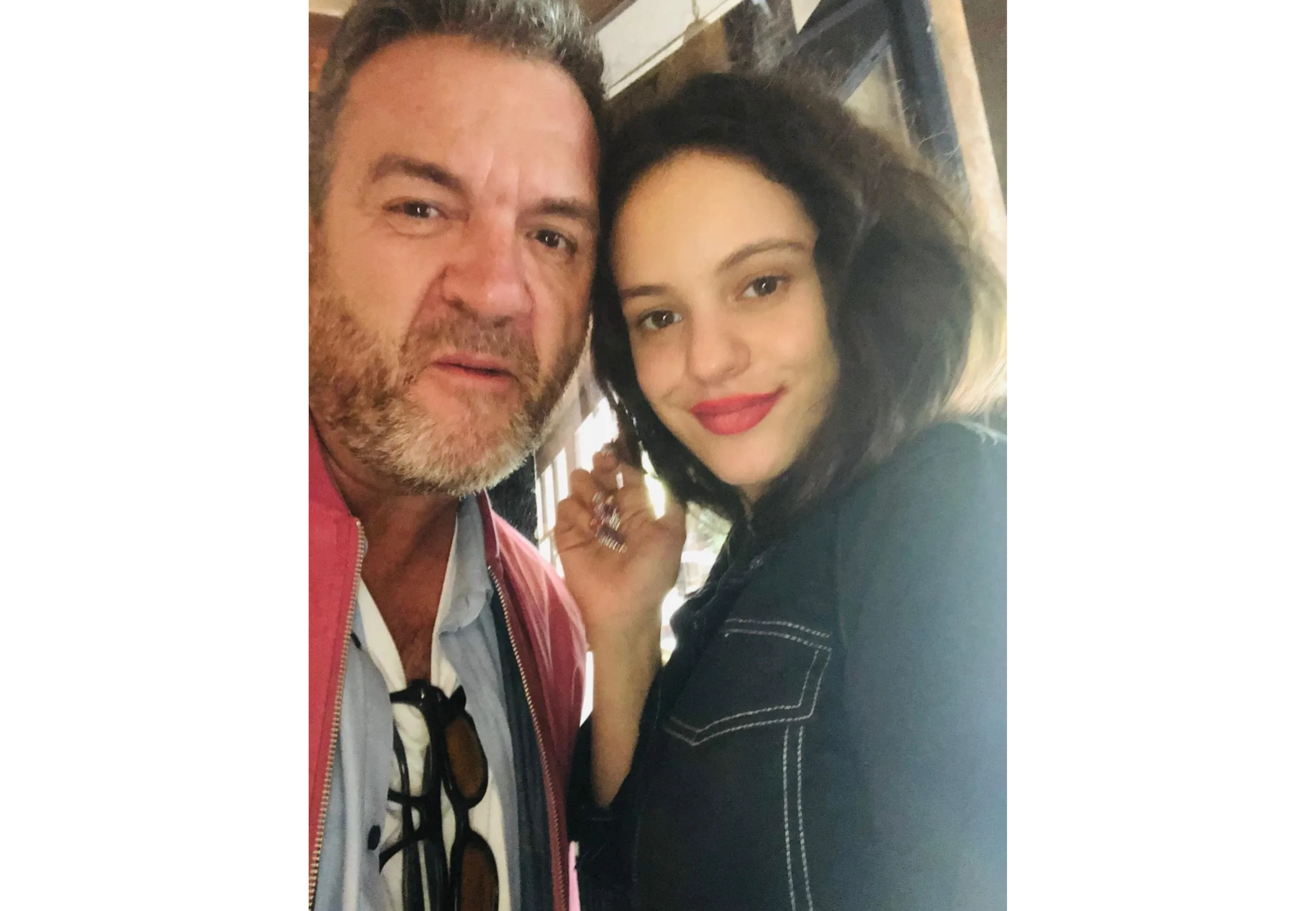 Rosalía con el dueño del bar.