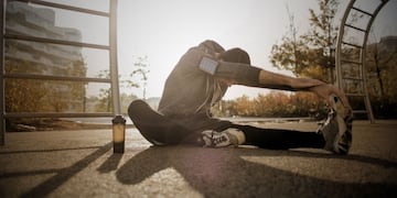 Es crucial mantenerse bien hidratado antes, durante y después del ejercicio para prevenir la deshidratación y sus posibles efectos adversos en la salud.