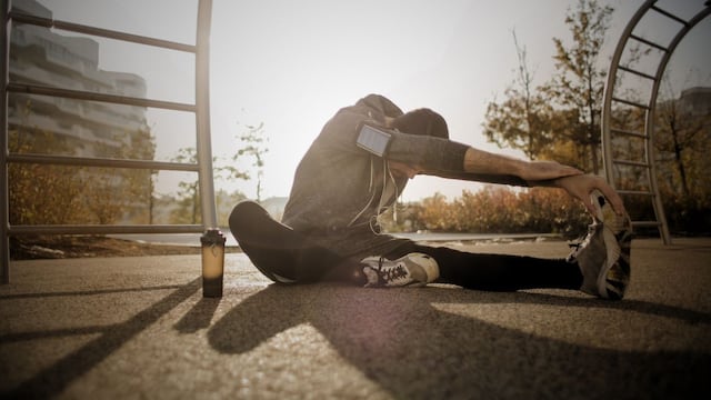 Es crucial mantenerse bien hidratado antes, durante y después del ejercicio para prevenir la deshidratación y sus posibles efectos adversos en la salud.