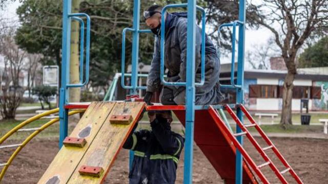 Personal del EMSUR llevó a cabo pintura de mobiliario urbano, canchas, corte de pasto, poda de árboles, arreglo y pintado de juegos y reparación de sanitarios