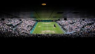 Jasmine Paolini de Italia y Donna Vekic de Croacia disputan su partido de semifinales en la Cancha Central del torneo de tenis de Wimbledon en Londres, el jueves 11 de julio de 2024. (Foto AP/Kirsty Wigglesworth)