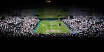 Jasmine Paolini de Italia y Donna Vekic de Croacia disputan su partido de semifinales en la Cancha Central del torneo de tenis de Wimbledon en Londres, el jueves 11 de julio de 2024. (Foto AP/Kirsty Wigglesworth)