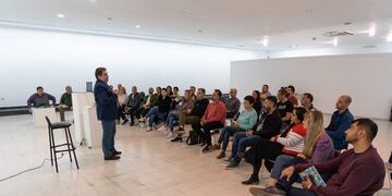 Juan De Dios García Serrano, experto en desarrollo local, en una reunión de gabinete rafaelino