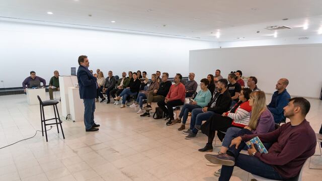 Juan De Dios García Serrano, experto en desarrollo local, en una reunión de gabinete rafaelino