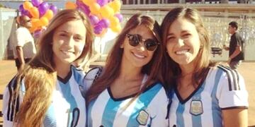 Antonela Roccuzzo junto a sus hermanas Clara y Paula.