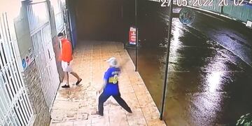 Violentó destruyó a piedrazos el vidrio de un local.