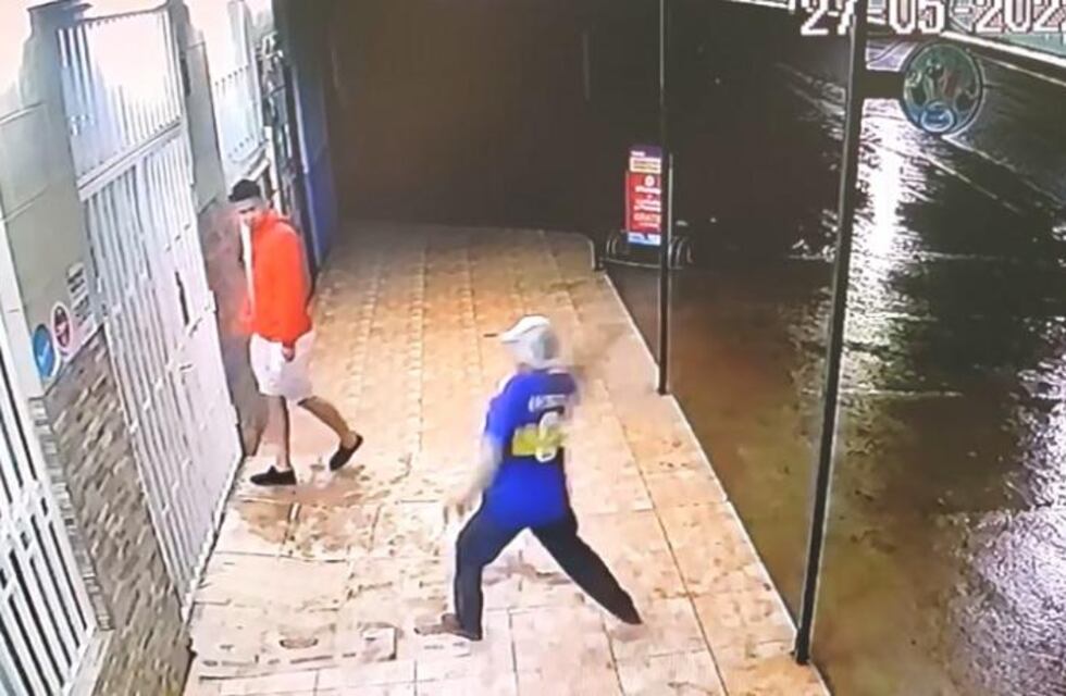 Violentó destruyó a piedrazos el vidrio de un local