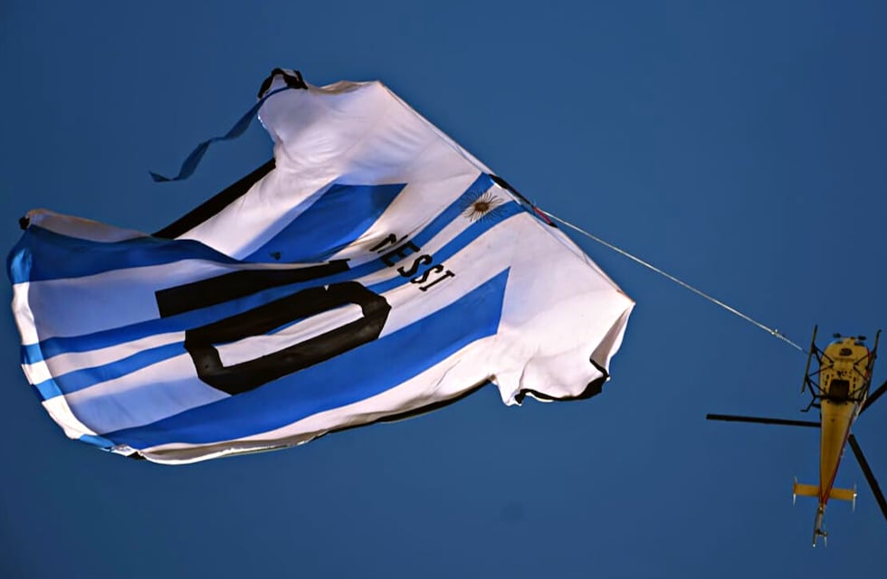 La casaca gigante de Messi viajó de Serodino a Rosario para alentar a la Selección