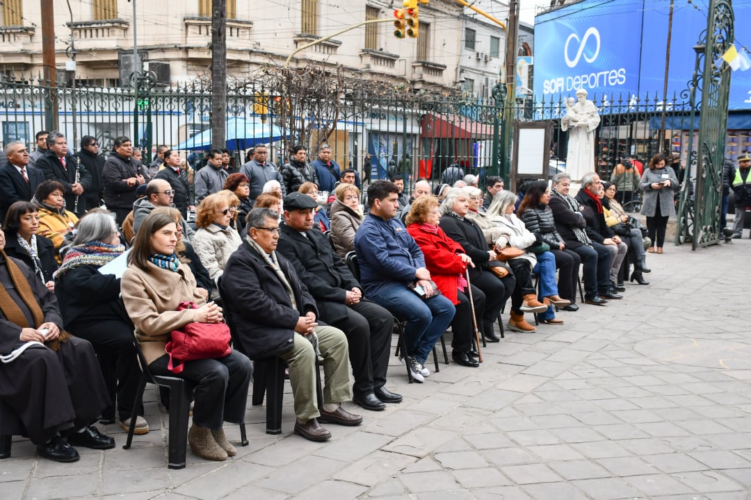 Al acto celebrado en el propio atrio de la basílica, asistieron autoridades civiles, religiosas, del consulado italiano, instituciones y feligreses allegados a la comunidad franciscana de Jujuy.