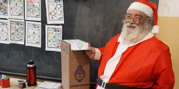 Papá Noel cumplió con su voto en Colonia Caroya.