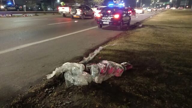 Un camión perdió rollos de papel higiénico en el Acceso Este de Mendoza, complicó el tránsito y algunos se llevaron paquetes enteros