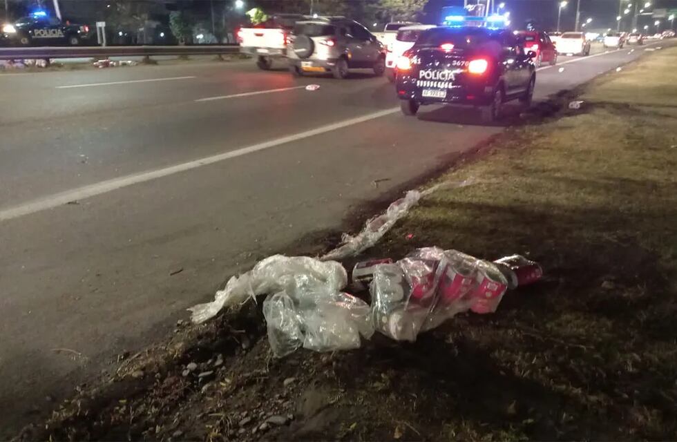 Un camión perdió rollos de papel higiénico en el Acceso Este de Mendoza, complicó el tránsito y algunos se llevaron paquetes enteros