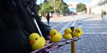 Un cuartetero se sumó a la movida y se puso un patito amarillo en la cabeza.
