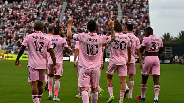 Messi celebra uno de sus goles con su habitual festejo