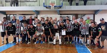 Glorias del futsal fueguino realizaron un partido homenaje en memoria del histórico dirigente.