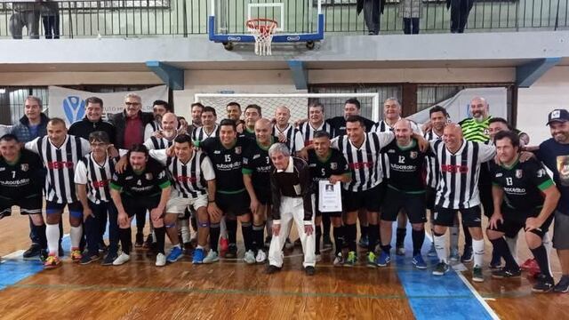 Glorias del futsal fueguino realizaron un partido homenaje en memoria del histórico dirigente.