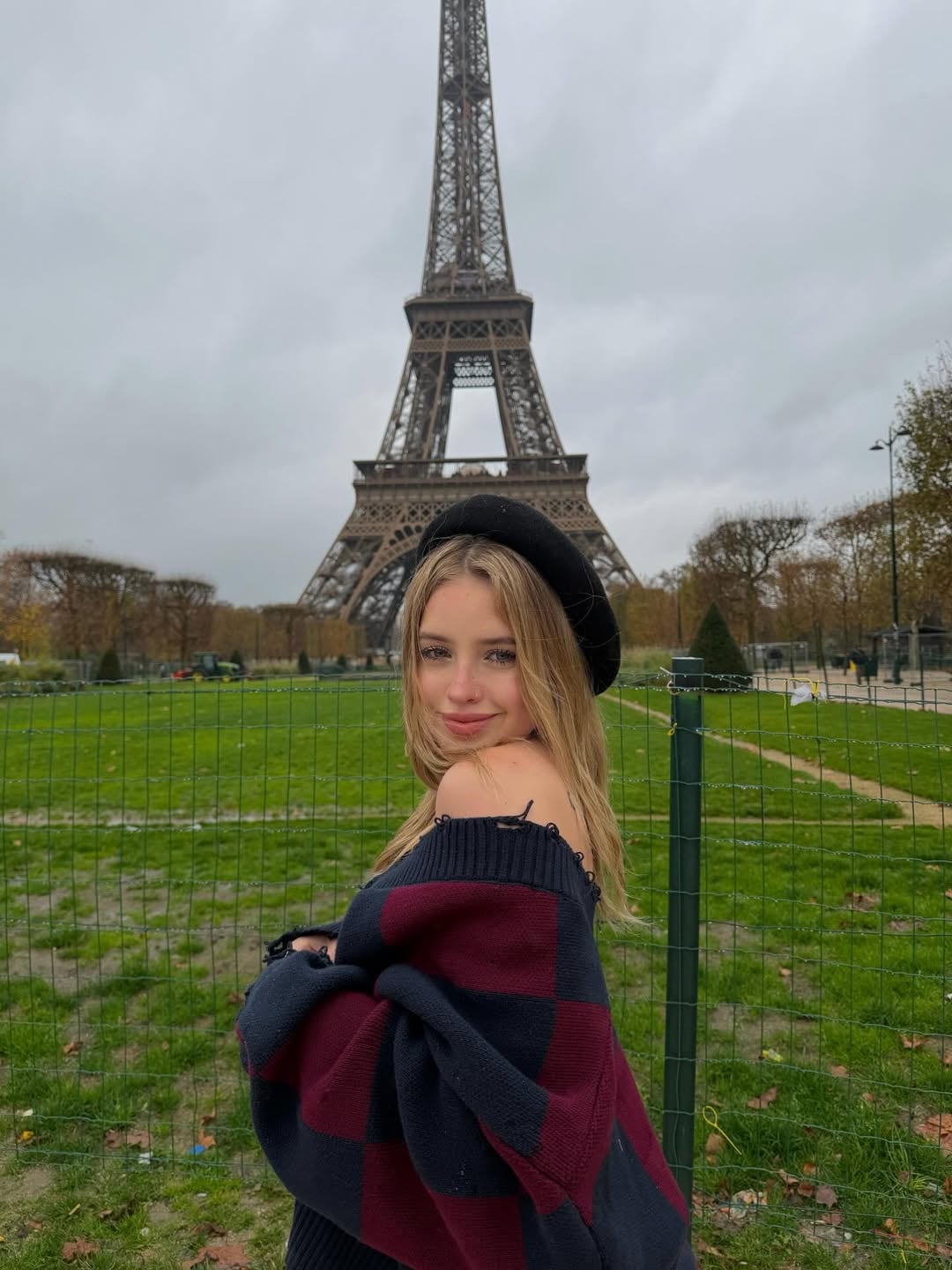 Desde París, Coti Romero sorprendió con un look bohemio y un accesorio como adelanto del próximo invierno