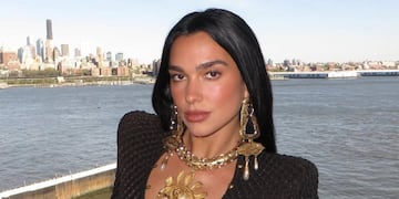 Minishort, corpiño con encaje y tapado con peluche: Dua Lipa dio cátedra de estilo y sorprendió con un look total black trendy