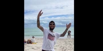 El cuartetero alentó al celeste en medio de la playa y con los parlantes "a tope".