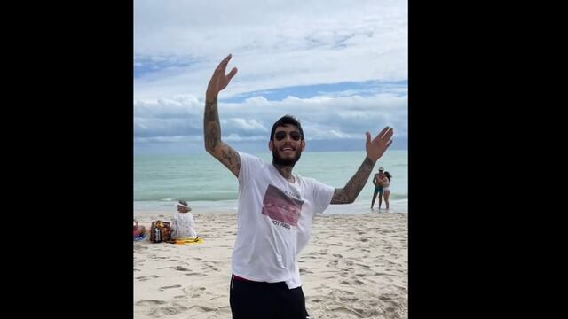 El cuartetero alentó al celeste en medio de la playa y con los parlantes "a tope".