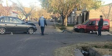 Chocó un Chevrolet Corsa con una Peugeot Partner y el utilitario a su vez impactó al ciclista y lo mató.