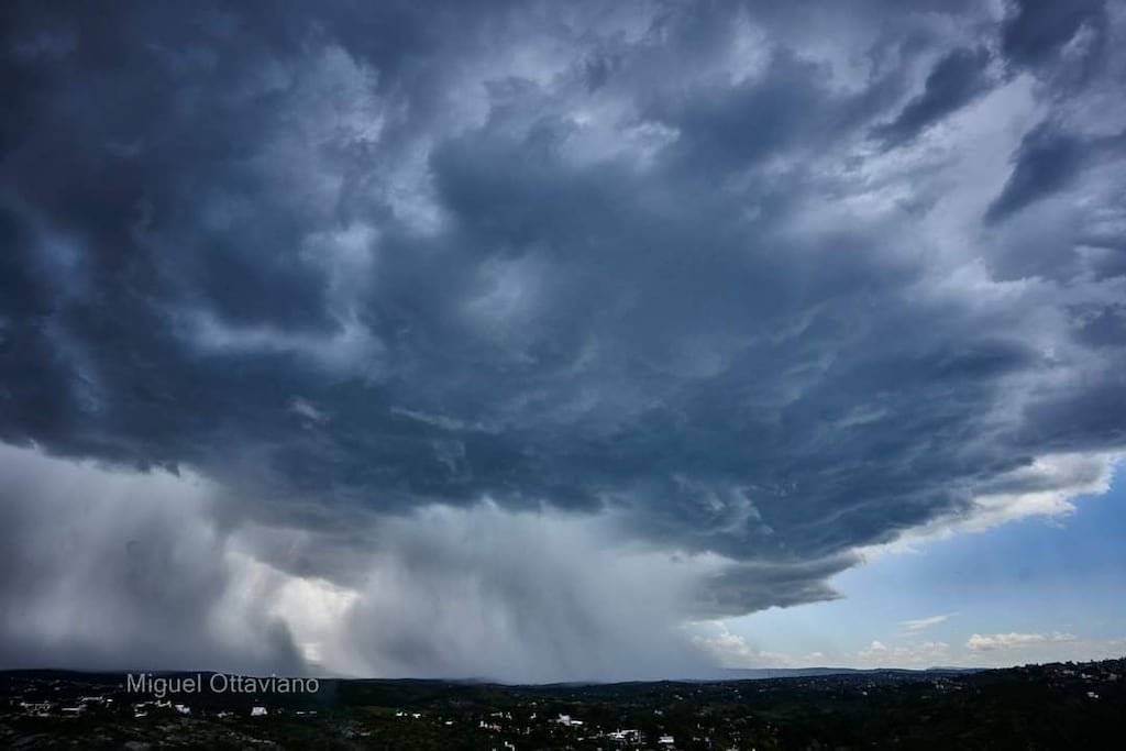 Impresionante imagen de la tormenta formándose en el cielo este lunes en Carlos Paz. Imagen captada por el lente de un profesional.