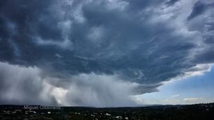 Impresionante imagen de la tormenta formándose en el cielo este lunes en Carlos Paz. Imagen captada por el lente de un profesional.