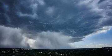 Impresionante imagen de la tormenta formándose en el cielo este lunes en Carlos Paz. Imagen captada por el lente de un profesional.