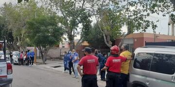 La familia para la que trabajaba llamó al 911 y buscaron reanimarlo. Sin suerte.