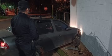 Ebrio, casi causa una tragedia en Puerto Iguazú: conductor chocó contra una pared.
