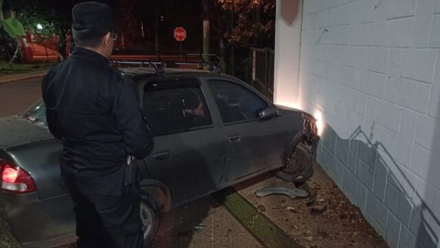 Ebrio, casi causa una tragedia en Puerto Iguazú: conductor chocó contra una pared.