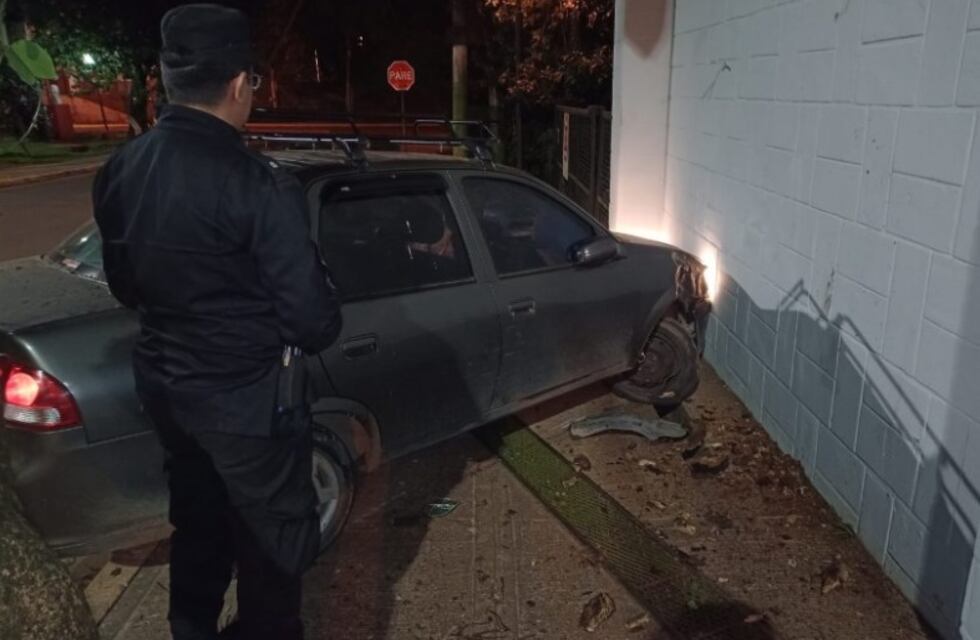 Ebrio, casi causa una tragedia en Puerto Iguazú: conductor chocó contra una pared