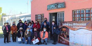 Autoridades y artesanas en el frente del local (APN)