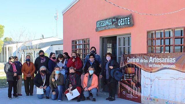 Autoridades y artesanas en el frente del local (APN)
