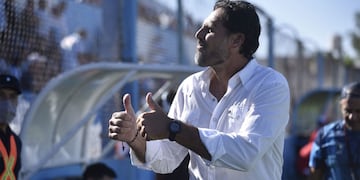 Carlos "Chiquito" Bossio y los jugadores que lleva a Las Parejas para el primer juego como visitante (Ramiro Pereyra)