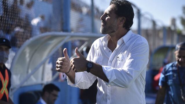 Carlos "Chiquito" Bossio y los jugadores que lleva a Las Parejas para el primer juego como visitante (Ramiro Pereyra)