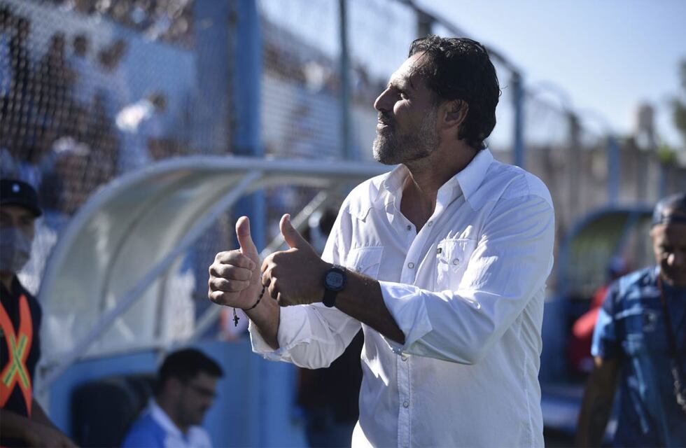 Racing volvió a perder y “Chiquito” Bossio dejó su cargo como entrenador