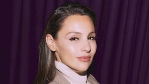 Pampita modeló de espaldas a la cámara y con un vestido que se llevó todas las miradas