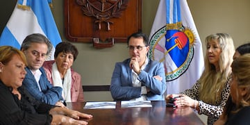 A la izquierda Gabriela Baduzzi, comentando su tarea en el Hogar San Roque a los concejales Gastón Millón, Graciela Carrasco, Lisandro Aguiar, Blanca Ontiveros y María Galán.