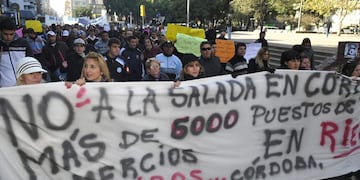 Protesta. Comerciantes de barrios aledaños a Forja protestaron frente a la Municipalidad por La Salada.