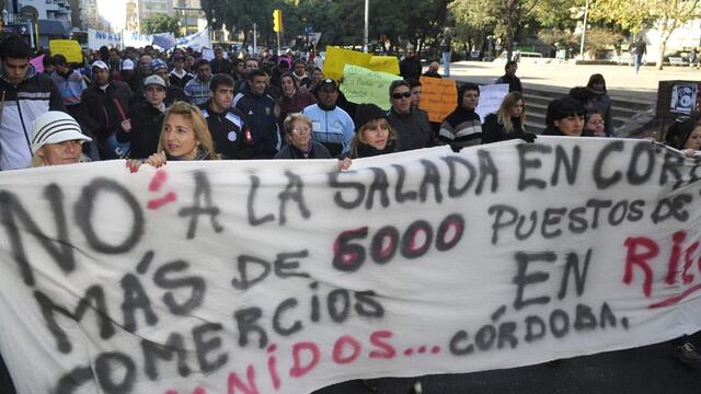 Protesta. Comerciantes de barrios aledaños a Forja protestaron frente a la Municipalidad por La Salada.