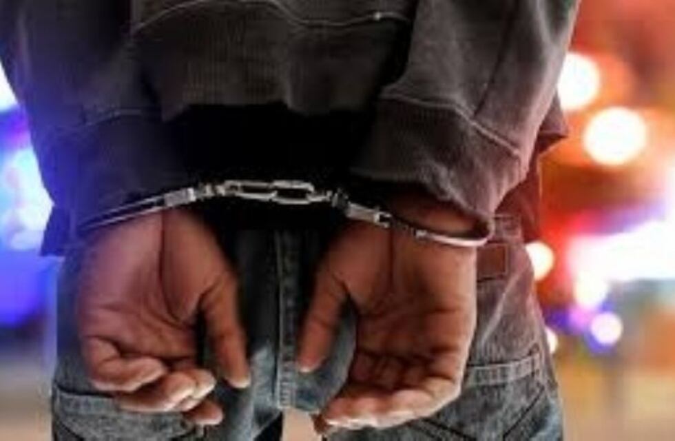 Detuvieron a un hombre por golpear a su pareja en la vía pública