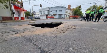 Socavón en Suipacha y Rivadavia