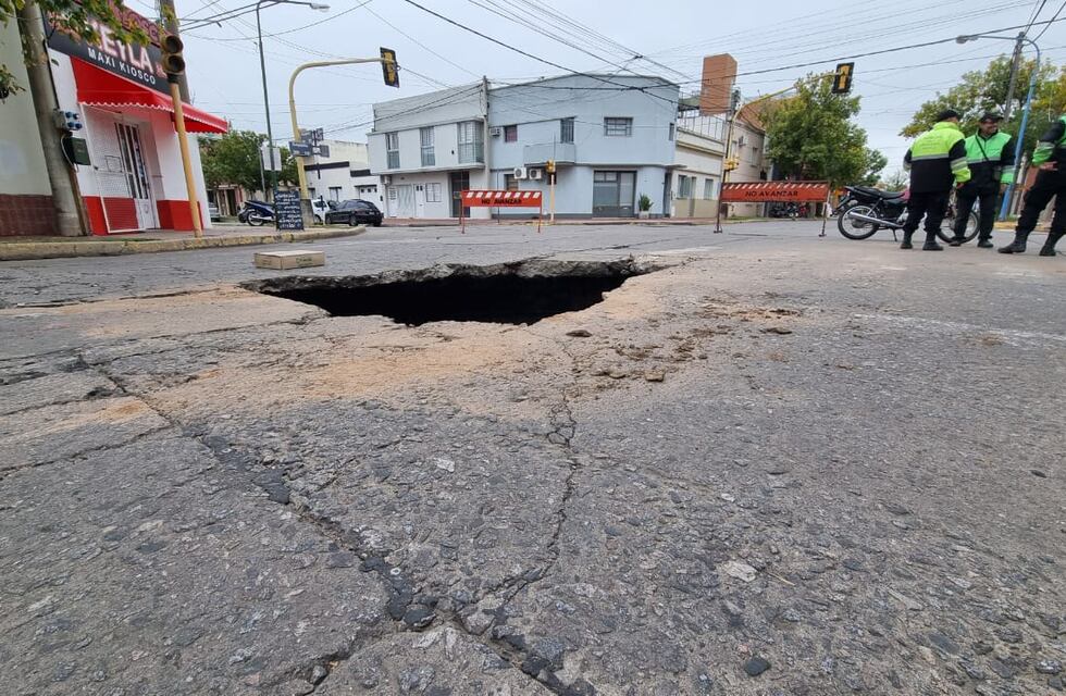 Un enorme socavón en una esquina clave obliga cambiar el tránsito rafaelino por tiempo indeterminado